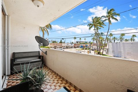 Condo in Miami Beach, Florida, 2 bedrooms  № 1678842 - photo 11