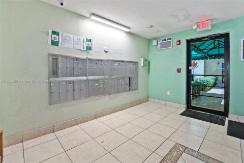 Condo in Miami Beach, Florida, 2 bedrooms  № 1678842 - photo 23