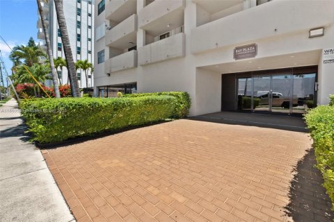 Condo in Miami Beach, Florida, 2 bedrooms  № 1678842 - photo 27