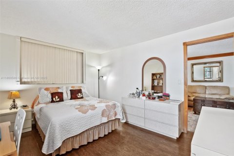 Condo in Miami Beach, Florida, 2 bedrooms  № 1678842 - photo 13