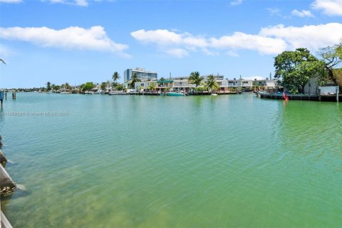 Condo in Miami Beach, Florida, 2 bedrooms  № 1678842 - photo 26