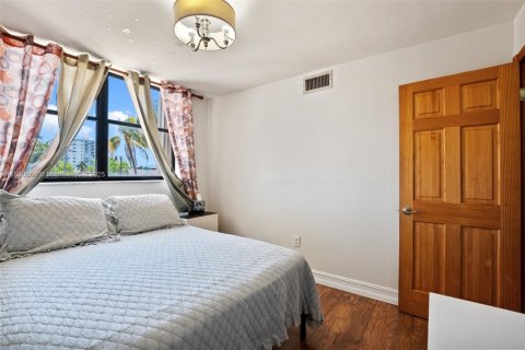 Condo in Miami Beach, Florida, 2 bedrooms  № 1678842 - photo 18