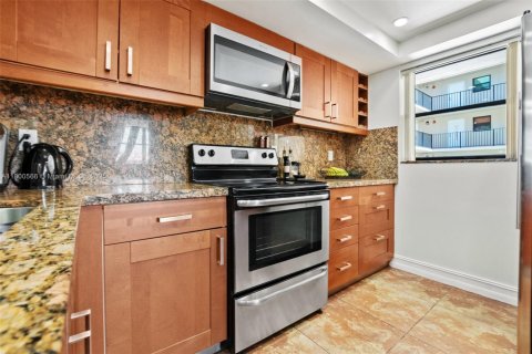 Condo in Miami Beach, Florida, 2 bedrooms  № 1678842 - photo 5