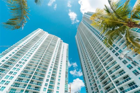 Condominio en alquiler en Miami, Florida, 1 dormitorio, 71.91 m2 № 1992969 - foto 1