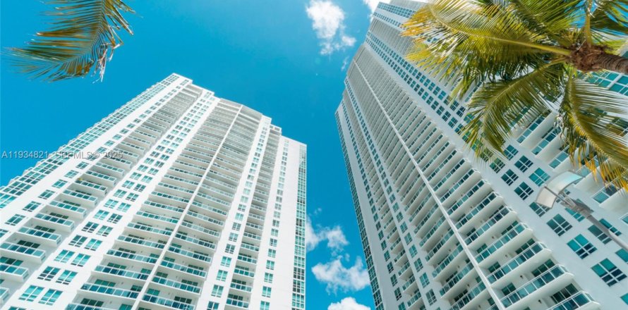 Condominio en Miami, Florida, 1 dormitorio  № 1992969