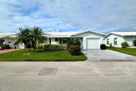 Villa ou maison à louer à Boynton Beach, Floride: 2 chambres, 141.86 m2 № 1007650 - photo 1