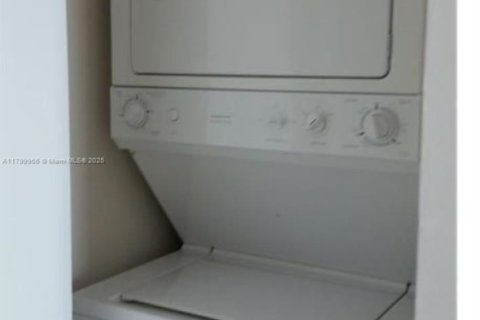 Condo in Miami, Florida, 2 bedrooms  № 2013584 - photo 12