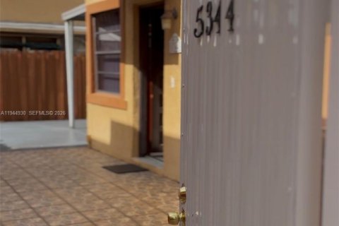 Townhouse in Hialeah, Florida 3 bedrooms, 105.35 sq.m. № 2001433 - photo 4