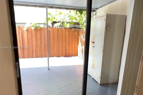 Townhouse in Hialeah, Florida 3 bedrooms, 105.35 sq.m. № 2001433 - photo 2