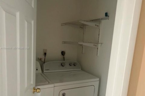 Townhouse in Hialeah, Florida 3 bedrooms, 105.35 sq.m. № 2001433 - photo 7