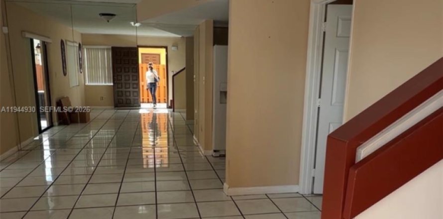 Townhouse in Hialeah, Florida 3 bedrooms, 105.35 sq.m. № 2001433