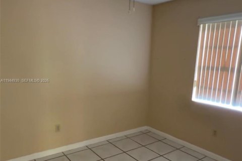 Townhouse in Hialeah, Florida 3 bedrooms, 105.35 sq.m. № 2001433 - photo 11