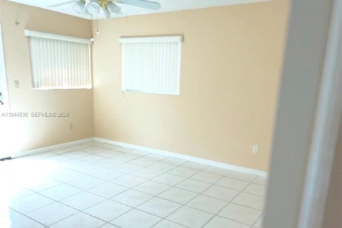 Townhouse in Hialeah, Florida 3 bedrooms, 105.35 sq.m. № 2001433 - photo 10