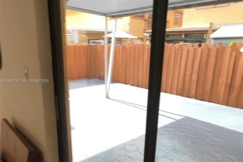 Townhouse in Hialeah, Florida 3 bedrooms, 105.35 sq.m. № 2001433 - photo 3