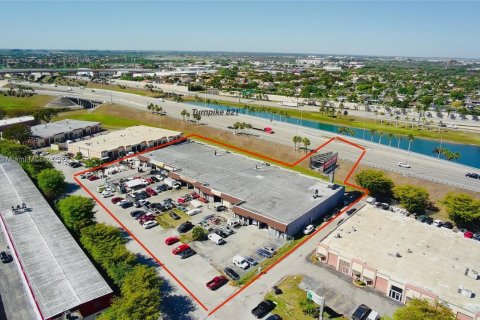 Купить коммерческую недвижимость в Майами, Флорида № 1965491 - фото 1