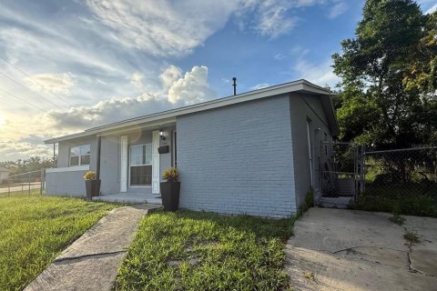 House in Deltona, Florida 3 bedrooms, 92.9 sq.m. № 2342756