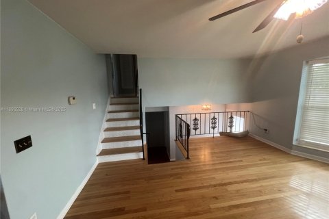 Снять в аренду таунхаус в Пемброк-Пайнс, Флорида 3 спальни, № 1951356 - фото 5