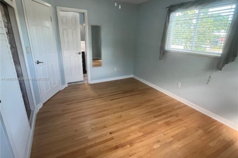 Снять в аренду таунхаус в Пемброк-Пайнс, Флорида 3 спальни, № 1951356 - фото 8