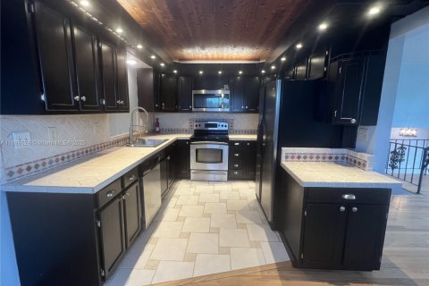 Снять в аренду таунхаус в Пемброк-Пайнс, Флорида 3 спальни, № 1951356 - фото 3