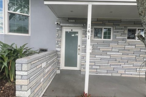 Снять в аренду таунхаус в Пемброк-Пайнс, Флорида 3 спальни, № 1951356 - фото 1