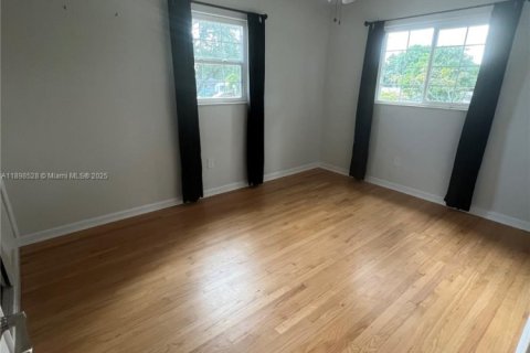 Снять в аренду таунхаус в Пемброк-Пайнс, Флорида 3 спальни, № 1951356 - фото 9