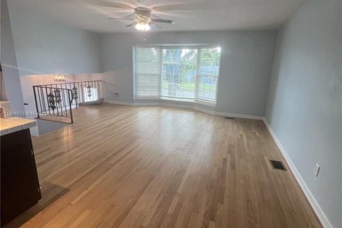 Снять в аренду таунхаус в Пемброк-Пайнс, Флорида 3 спальни, № 1951356 - фото 2