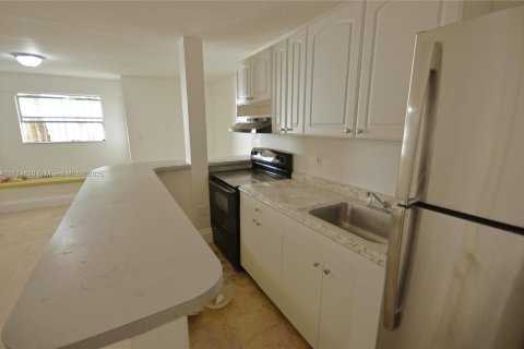 Commercial property in Miami, Florida № 2246637 - photo 9