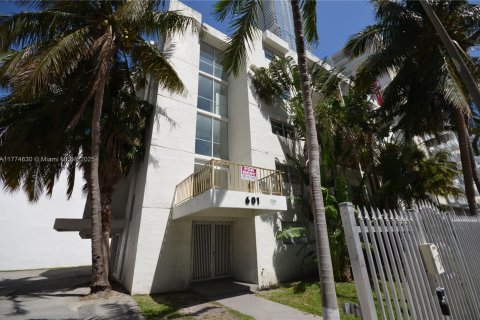 Commercial property in Miami, Florida № 2246637
