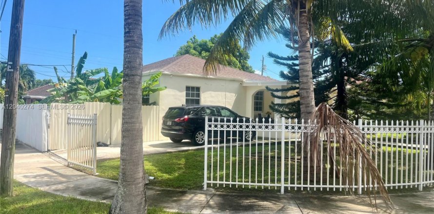 House in Miami, Florida 3 bedrooms, 120.22 sq.m. № 2240300
