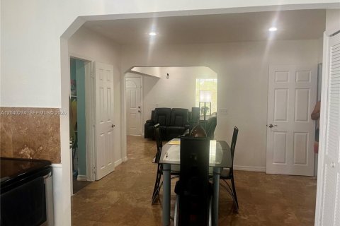 House in Miami, Florida 3 bedrooms, 120.22 sq.m. № 2240300 - photo 4