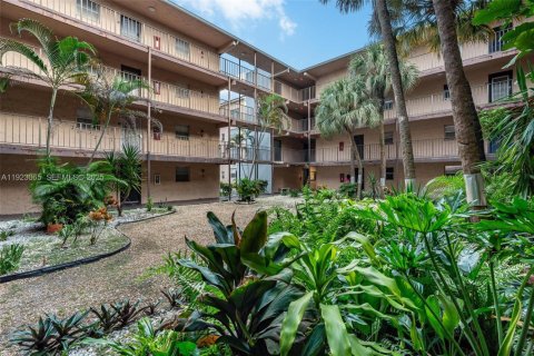 Condominio en venta en Lauderdale Lakes, Florida, 2 dormitorios, 93.83 m2 № 2082831 - foto 2