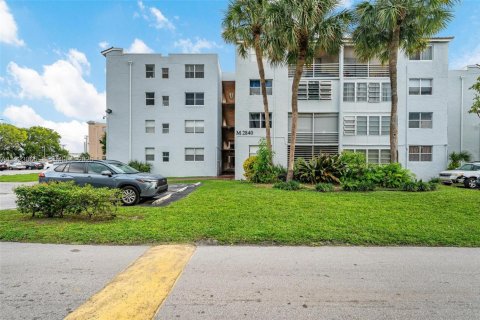 Condominio en Lauderdale Lakes, Florida, 2 dormitorios  № 2082831