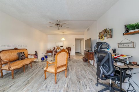 Condominio en venta en Lauderdale Lakes, Florida, 2 dormitorios, 93.83 m2 № 2082831 - foto 13