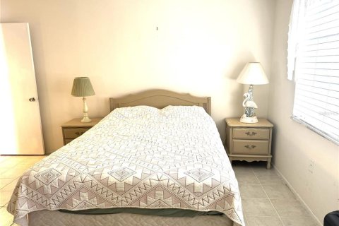 House in Sarasota, Florida 2 bedrooms, 145.76 sq.m. № 2099451 - photo 13