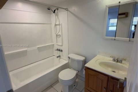 Condominio en alquiler en Miami, Florida, 2 dormitorios, 95.69 m2 № 2032125 - foto 17