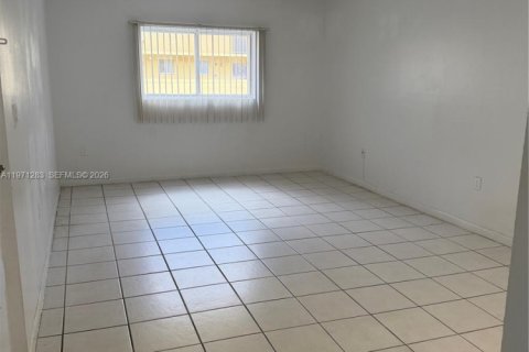 Condominio en alquiler en Miami, Florida, 2 dormitorios, 95.69 m2 № 2032125 - foto 3