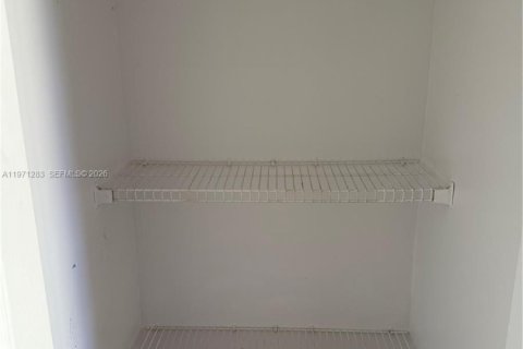 Condominio en alquiler en Miami, Florida, 2 dormitorios, 95.69 m2 № 2032125 - foto 11