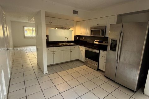Condominio en alquiler en Miami, Florida, 2 dormitorios, 95.69 m2 № 2032125 - foto 4