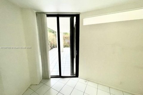 Condo in Miami, Florida, 2 bedrooms  № 1968344 - photo 18
