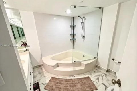 Condo in Miami, Florida, 2 bedrooms  № 1968344 - photo 16