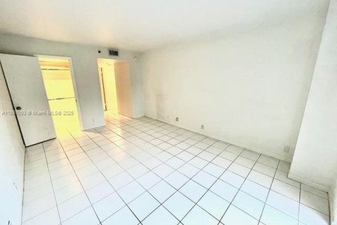 Condo in Miami, Florida, 2 bedrooms  № 1968344 - photo 13