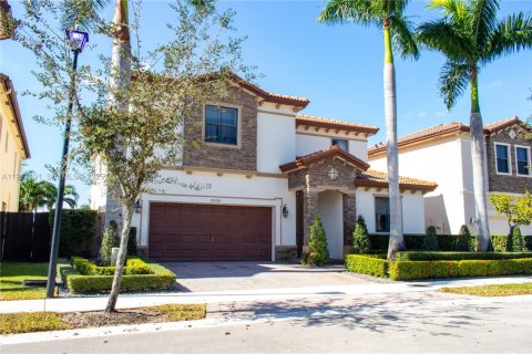 House in Doral, Florida 5 bedrooms, 354.89 sq.m. № 1986199 - photo 2