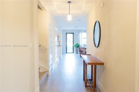 House in Doral, Florida 5 bedrooms, 354.89 sq.m. № 1986199 - photo 6