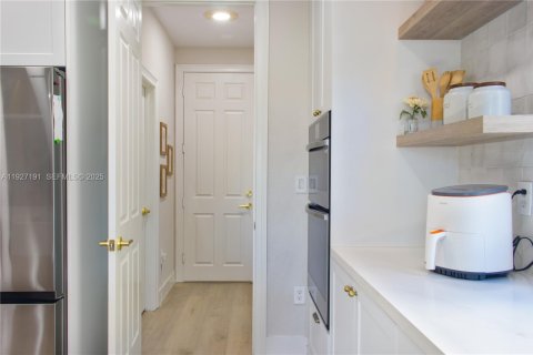 House in Doral, Florida 5 bedrooms, 354.89 sq.m. № 1986199 - photo 15