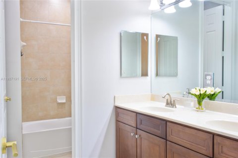 House in Doral, Florida 5 bedrooms, 354.89 sq.m. № 1986199 - photo 19