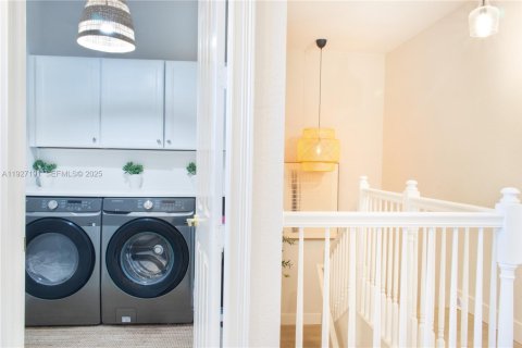 House in Doral, Florida 5 bedrooms, 354.89 sq.m. № 1986199 - photo 22