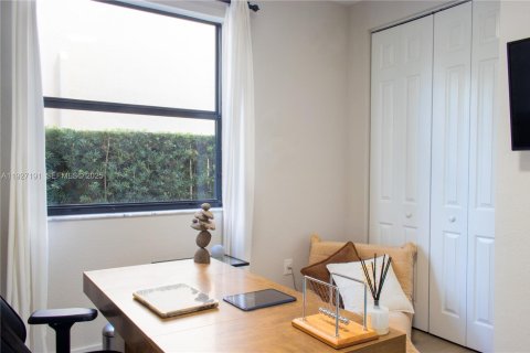 House in Doral, Florida 5 bedrooms, 354.89 sq.m. № 1986199 - photo 17