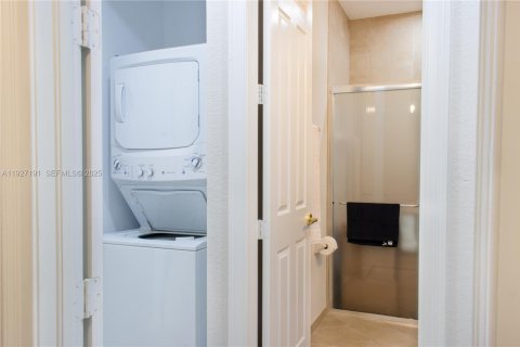 House in Doral, Florida 5 bedrooms, 354.89 sq.m. № 1986199 - photo 23