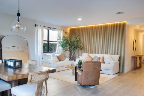 House in Doral, Florida 5 bedrooms, 354.89 sq.m. № 1986199 - photo 12