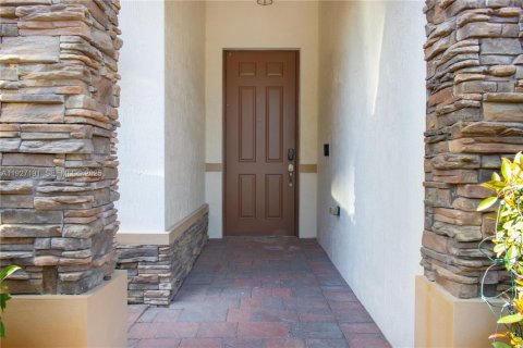 House in Doral, Florida 5 bedrooms, 354.89 sq.m. № 1986199 - photo 5